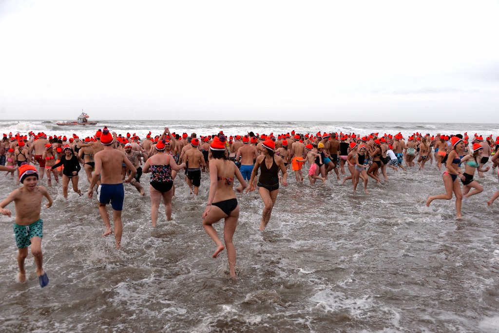 ../Images/Nieuwjaarsduik Nederzandt 2018 058.jpg